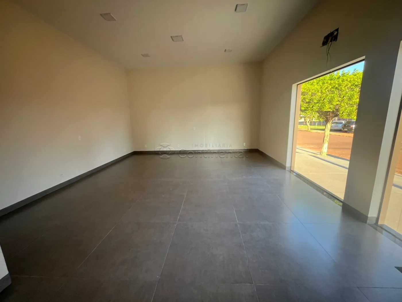 Alugar Comercial / Salão em Dourados R$ 1.800,00 - Foto 2