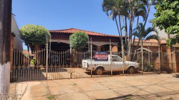 Casa padrão à venda em Dourados