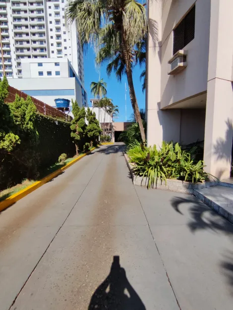 Apartamento no Edificio Silvano Teixeira- rua Albino Torraca, 765 - Centro